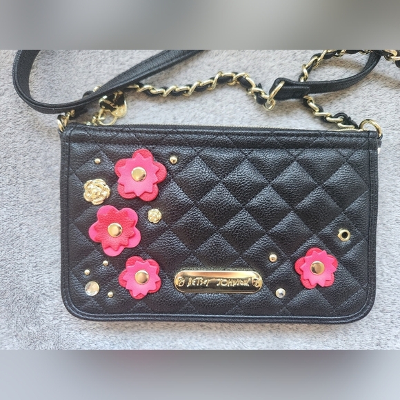 Betsey Johnson Black and Pink Quilted Crossbody Bag And XOXO Heart Wristlet - Picture 3 of 13